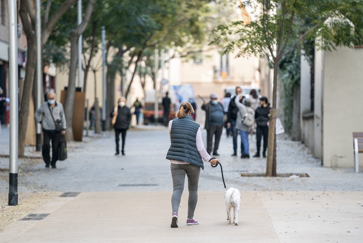 bcn_ajuntament's tweet photo. ❤️👨‍👩‍👧‍👦 Les superilles de Barcelona tenen efectes positius per a la salut i el benestar.
 
És la conclusió de diferents estudis de @salutpublicabcn sobre els efectes en la salut i la qualitat de vida de les superilles del #Poblenou, #SantAntoni i #Horta.
 
#SuperillaBarcelona https://t.co/l6AISlmSE1