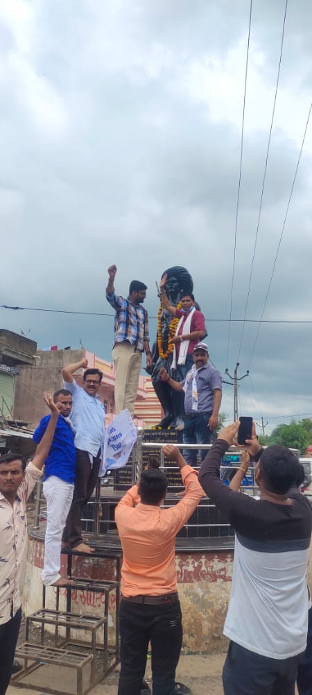 RathvaAshvin7's tweet photo. @ABPNews કવાંટ તાલુકામાં ગોપાલ ભાઈ ઇટાલિયા. જય આદિવાસી જય બિ��્ષામુંડા. https://t.co/BcHztGd0No