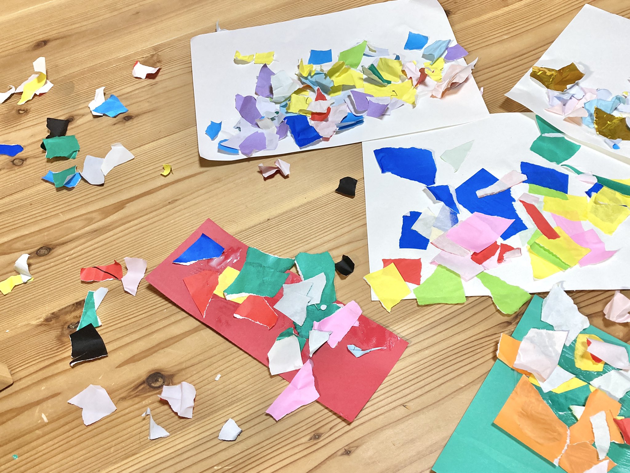 むー 手作りおもちゃとゆかいな工作 なぜか夜に工作スイッチが入るむすこと めちゃくちゃ散らかるけど楽しいことをしてます 100均の粘土用ローラーでのりをのばすのが楽しかったみたい たしかに楽しそう 最後はjafがツルツル地面でドリフトしてまし