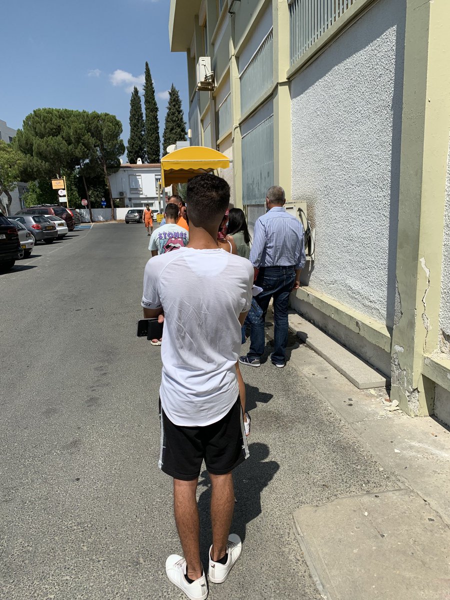 makdrou's tweet photo. Ατελείωτη ουρά μεσα στο λαλλαρο για ένα δέμα.
Ένα κράτος που βασανίζει τους πολίτες του. 
Ασσιχτιρ
⁦@yianniskarousos⁩ https://t.co/t974fQHstS