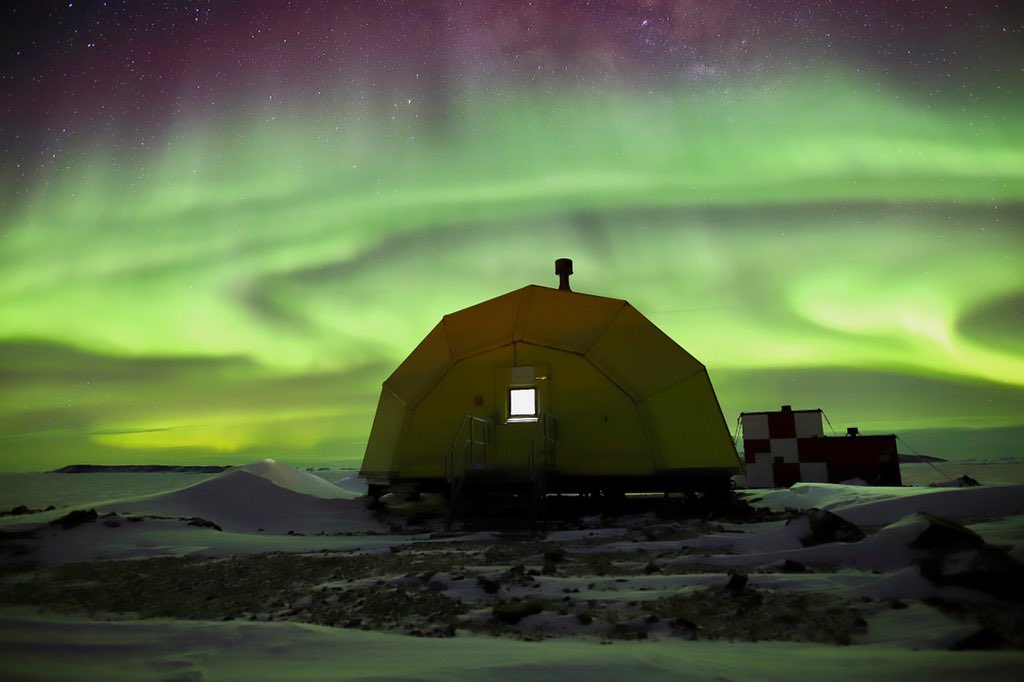 johnjamescherry's tweet photo. An aurora so bright that you could read a book 📖 

#Antarctica #PolarDoc #Davis https://t.co/bPhN7q214W