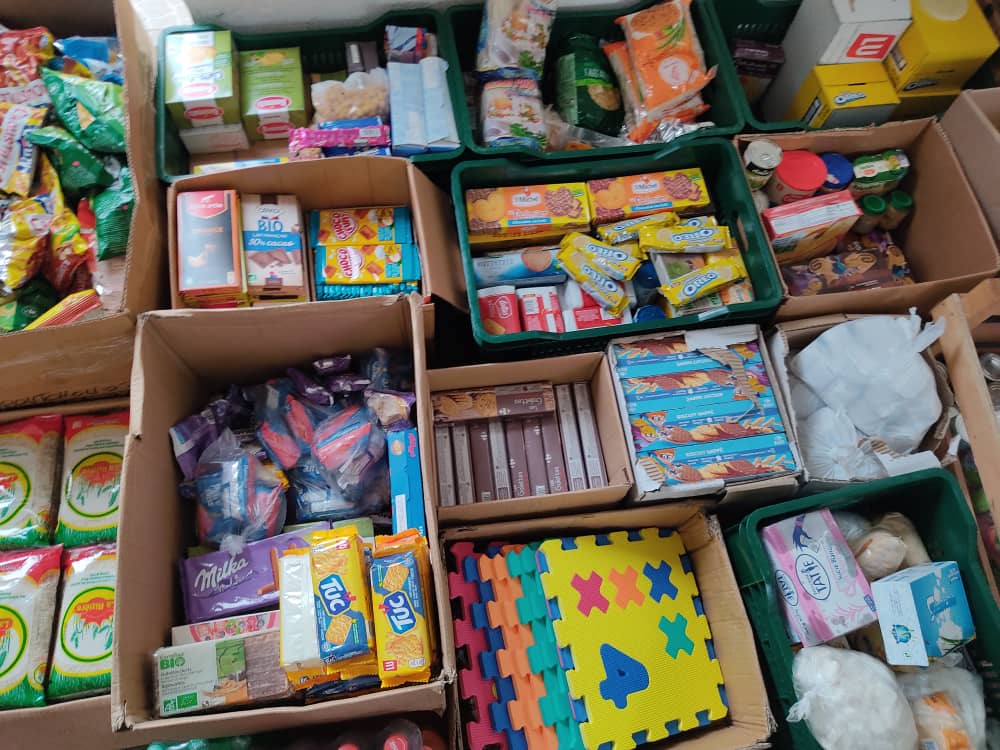 BanqueIvoire's tweet photo. Lancée dans la lutte contre la précarité alimentaire et la malnutrition, la Banque Alimentaire de Côte d’Ivoire a  offert des vivres et non vivres à l’ONG YAMIEKOU, dons reçus de Carrefour Côte d’Ivoire,  notre partenaire d’aide alimentaire. 
https://t.co/H3nZLVPpcA https://t.co/AZwSHlNoAN