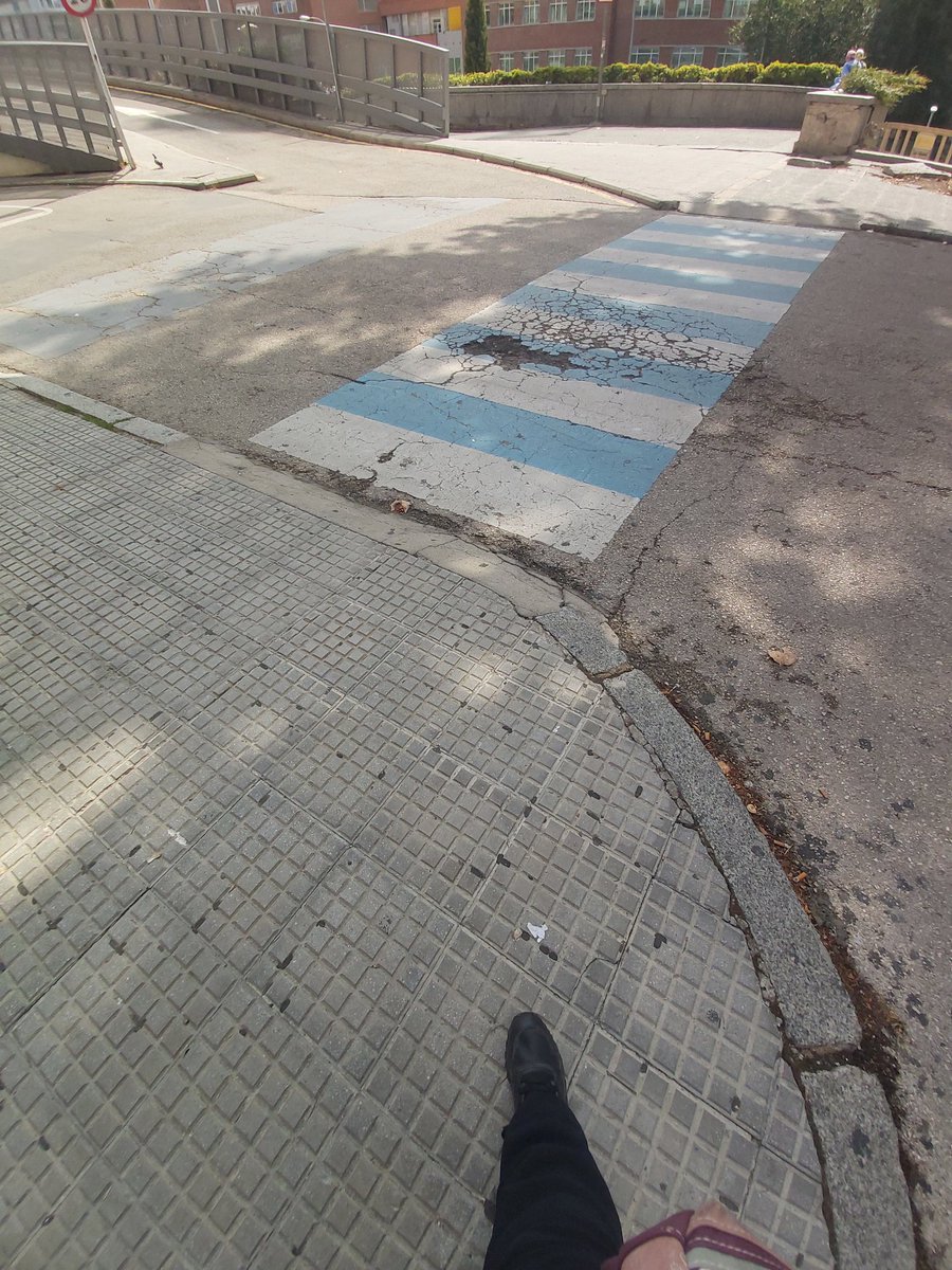 madrestresadas's tweet photo. Si la @ComunidadMadrid y @MADRID se gastasen parte de nuestros impuestos en arreglar los accesos al hospital Clínico, las personas con #movilidadreducida vivirían un poco mejor @Lineamadrid @AlmeidaPP_ @IdiazAyuso https://t.co/BUAvAux0hT