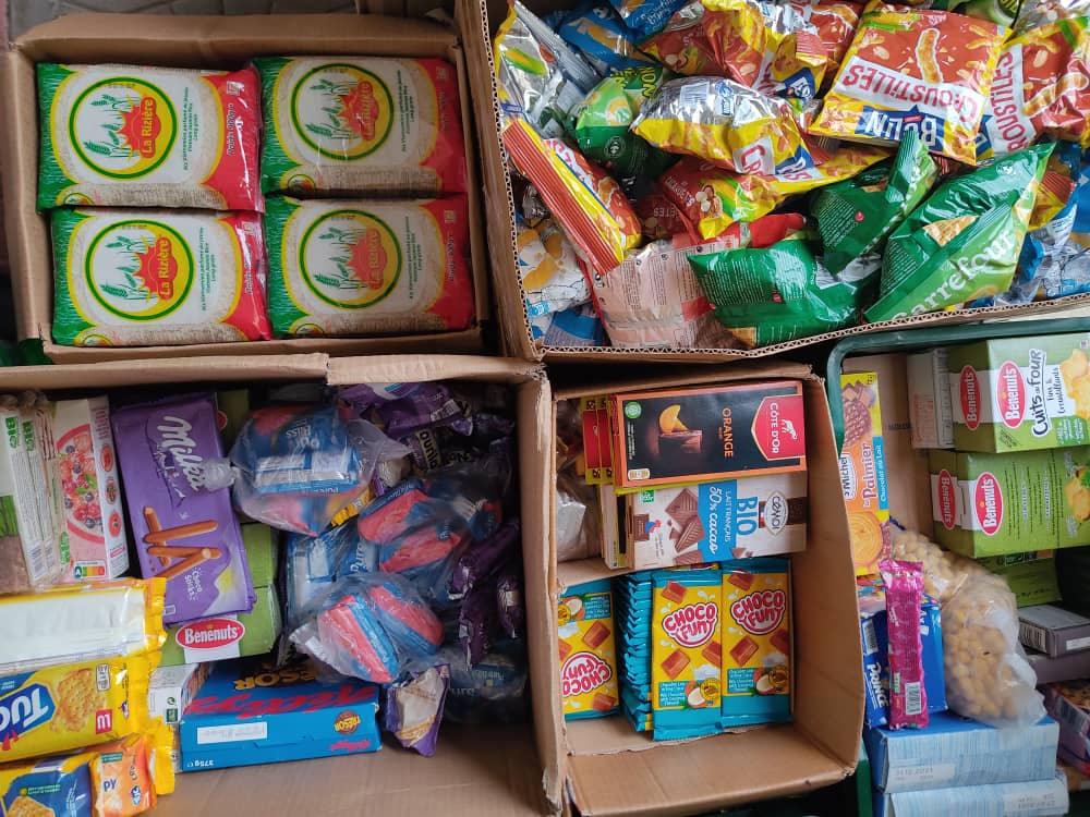 BanqueIvoire's tweet photo. Lancée dans la lutte contre la précarité alimentaire et la malnutrition, la Banque Alimentaire de Côte d’Ivoire a  offert des vivres et non vivres à l’ONG YAMIEKOU, dons reçus de Carrefour Côte d’Ivoire,  notre partenaire d’aide alimentaire. 
https://t.co/H3nZLVPpcA https://t.co/AZwSHlNoAN