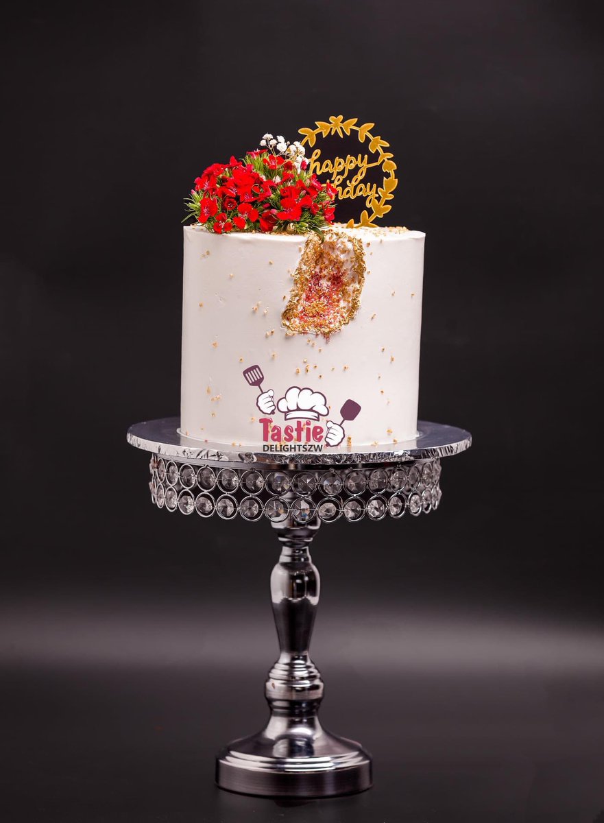 TastyZw's tweet photo. Loved making this beautiful geode cake decorated with fresh flowers for Rufaro
#iamchefnoku #delighted2serveyou #premiumquality #cakeadventure https://t.co/CakGi6694L