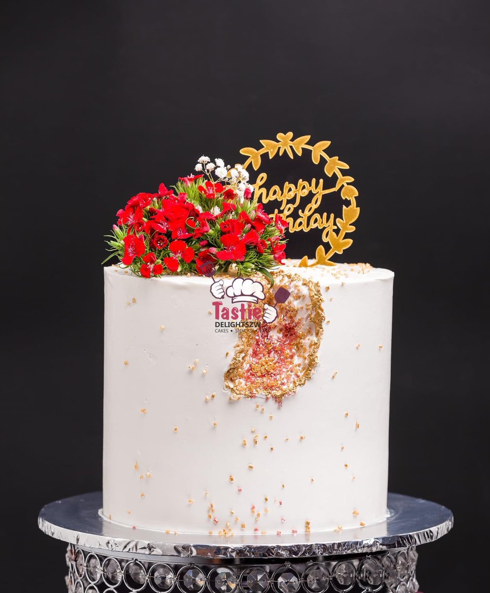 TastyZw's tweet photo. Loved making this beautiful geode cake decorated with fresh flowers for Rufaro
#iamchefnoku #delighted2serveyou #premiumquality #cakeadventure https://t.co/CakGi6694L