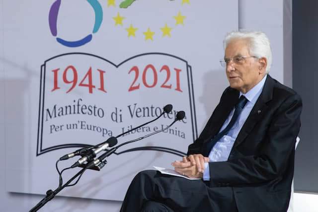 80 anni di Manifesto per un'Europa libera e unita,
40 anni di <a href="/VentoteneSem/">SeminariodiVentotene</a>, 
e, quest'anno, uno straordinario Presidente Mattarella a dialogare con i giovani italiani per cui saremo sempre grati.

#Mattarella 

Foto: <a href="/Quirinale/">Quirinale</a>