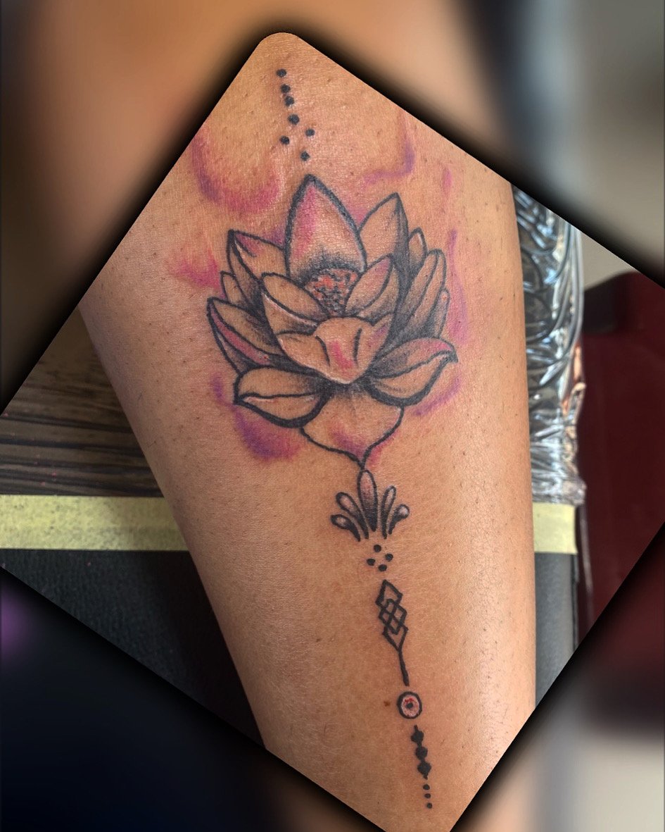 lenz_ink's tweet photo. This is what I get to do daily. #tattoos #tattooart #tattooartist #lotustattoo #lenasia #lenzink https://t.co/00Y94Fqw2S