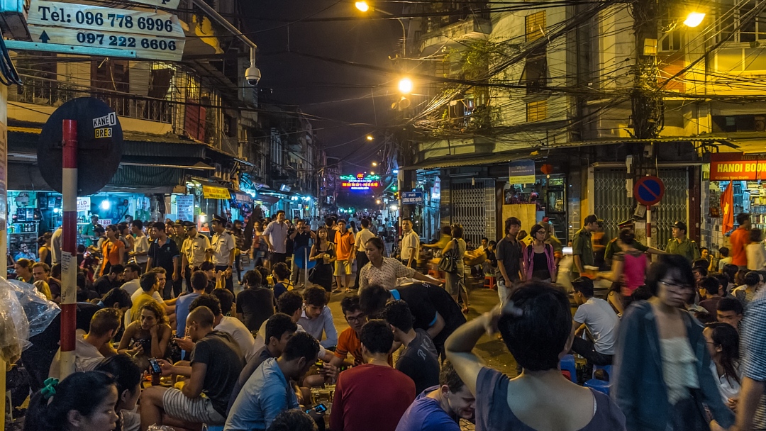 IvanOBPhoto's tweet photo. Tourists and locals socialising at the packed Bia Hoi Beer Bars in the Old Quarter of Hanoi, Vietnam…follow me @IvanOBPhoto. #nightlife #hanoivietnam #vietnamtravel #vietnamtrip #discovervietnam #streetphotography #travelphotography #stockphoto #alamy https://t.co/o6XwhIZ5ZQ