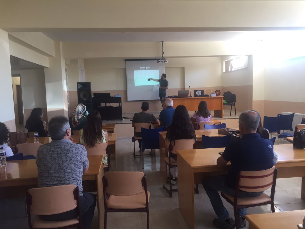 _ozgurcelik_'s tweet photo. I delivered a seminar at the school and introduced the draft version of our academic integrity policy. We will make our AI policy more context-based by getting feedback from all teachers and administrators. 
#academicintegrity
#academicintegritypolicy https://t.co/2x65Wwq2cE