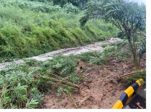 saviour_park's tweet photo. @gdagzb Here are the Photos of collapsed Boundary wall. https://t.co/rUfzK1TlNi