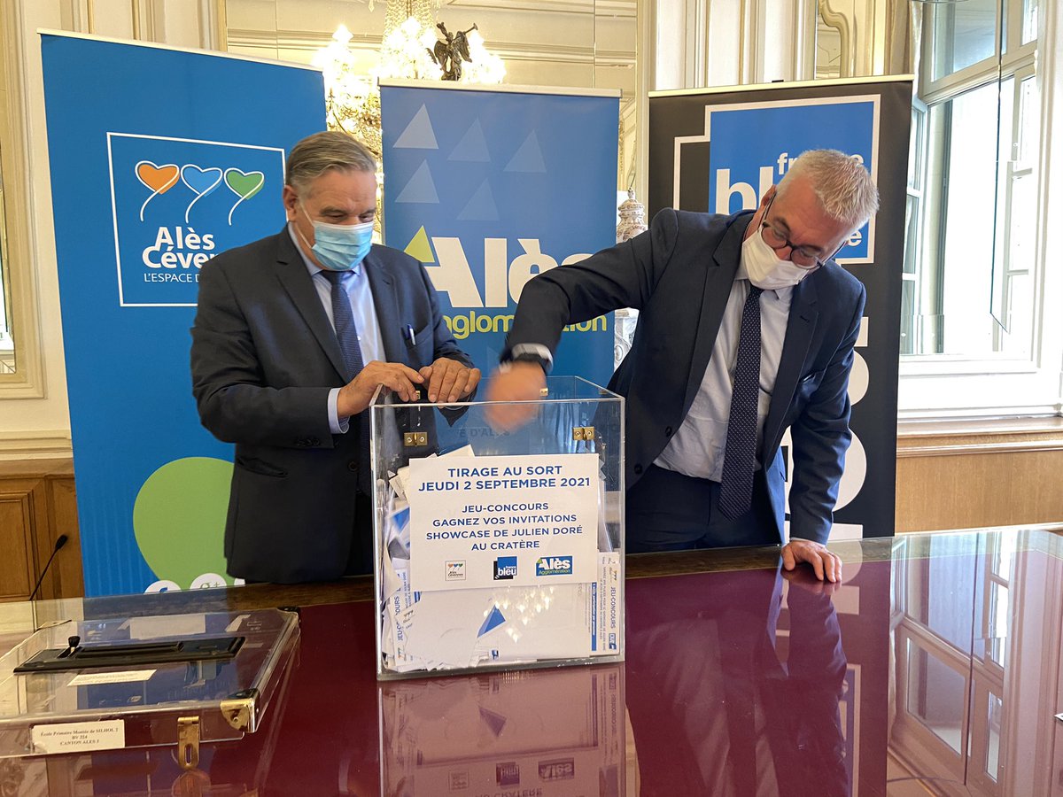 VilledAles's tweet photo. Le maire #MaxRoustan et le président d’@AlesAgglo @CRivenq procèdent ce matin au tirage au sort des gagnants des invitations pour le concert privé de @jdoreofficiel organisé par @francebleu en partenariat avec la ville d’#Alès, jeudi 9 septembre @LeCratere 🥰 https://t.co/UE22GIN3cb