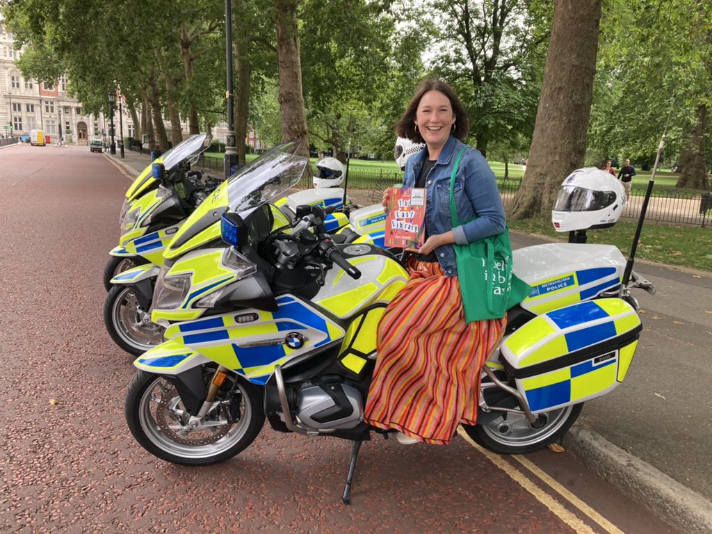 the_bookfairies's tweet image. Debut author @SampsonF has been celebrating the launch of her book #TheLastLibrary by leaving SIGNED copies around London with The Book Fairies! The police let her go with a warning 👮‍♀️ 

#ibelieveinbookfairies #BookFairyForADay #debutbookfairies #TBFLibrary #bookbirthday