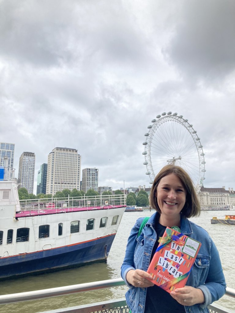 the_bookfairies's tweet image. Debut author @SampsonF has been celebrating the launch of her book #TheLastLibrary by leaving SIGNED copies around London with The Book Fairies! The police let her go with a warning 👮‍♀️ 

#ibelieveinbookfairies #BookFairyForADay #debutbookfairies #TBFLibrary #bookbirthday