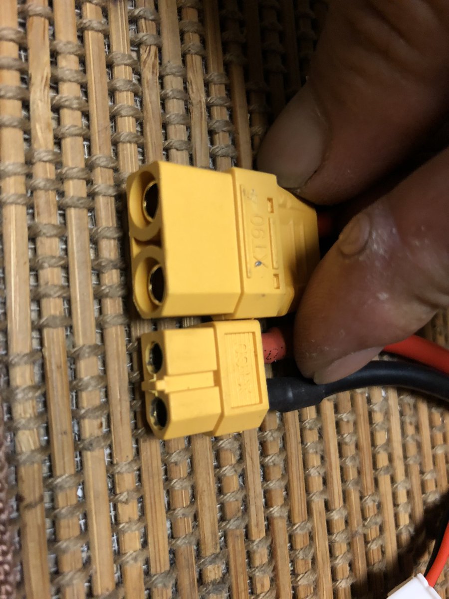momi6636's tweet photo. splash drone3用に合いそうなバッテリーを見つけたので買ってみたら、なんとコネクターがXT90でした。
XT60と比べるとびっくりするくらいでかいです。
コネクターを作り変えなきゃ(^ ^)

#バッテリー
#splashdrone3
#swellpro
#LiPoバッテリー
#ドローン
#drone
#fpv
#XT90
#XT60
#コネクター https://t.co/kkXlu0fue5