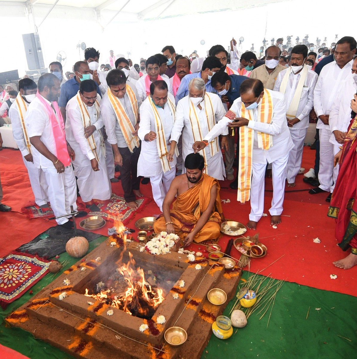 BRSparty's tweet photo. దేశ రాజధాని ఢిల్లీలో తెలంగాణ రాష్ట్ర సమితి పార్టీ కార్యాలయ నిర్మాణానికి టీఆర్ఎస్ అధినేత, ముఖ్యమంత్రి శ్రీ కేసీఆర్‌ భూమి పూజ చేశారు

ఈ కార్యక్రమంలో టీఆర్ఎస్ వర్కింగ్ ప్రెసిడెంట్ శ్రీ @KTRTRS, మంత్రులు, ఎంపీలు, ఎమ్మెల్యేలు, ఎమ్మెల్సీలు ఇతర ప్రజాప్రతినిధులు పాల్గొన్నారు
#TRSinDelhi https://t.co/UJI560YAJx
