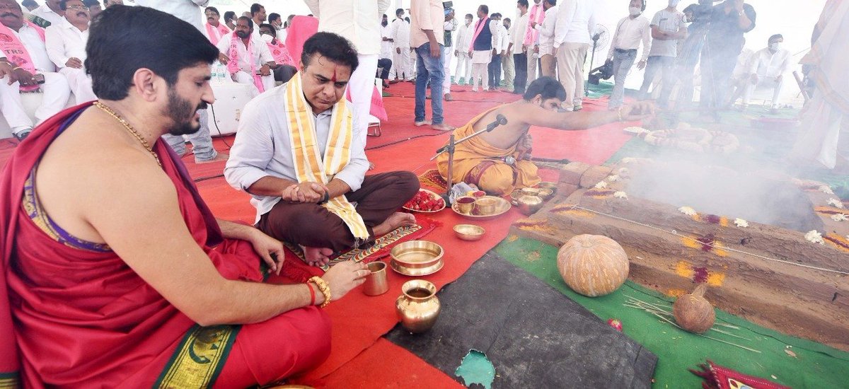 BRSparty's tweet photo. దేశ రాజధాని ఢిల్లీలో తెలంగాణ రాష్ట్ర సమితి పార్టీ కార్యాలయ నిర్మాణానికి టీఆర్ఎస్ అధినేత, ముఖ్యమంత్రి శ్రీ కేసీఆర్‌ భూమి పూజ చేశారు

ఈ కార్యక్రమంలో టీఆర్ఎస్ వర్కింగ్ ప్రెసిడెంట్ శ్రీ @KTRTRS, మంత్రులు, ఎంపీలు, ఎమ్మెల్యేలు, ఎమ్మెల్సీలు ఇతర ప్రజాప్రతినిధులు పాల్గొన్నారు
#TRSinDelhi https://t.co/UJI560YAJx