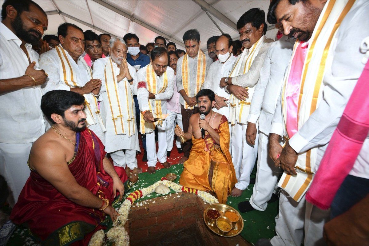 BRSparty's tweet photo. దేశ రాజధాని ఢిల్లీలో తెలంగాణ రాష్ట్ర సమితి పార్టీ కార్యాలయ నిర్మాణానికి టీఆర్ఎస్ అధినేత, ముఖ్యమంత్రి శ్రీ కేసీఆర్‌ భూమి పూజ చేశారు

ఈ కార్యక్రమంలో టీఆర్ఎస్ వర్కింగ్ ప్రెసిడెంట్ శ్రీ @KTRTRS, మంత్రులు, ఎంపీలు, ఎమ్మెల్యేలు, ఎమ్మెల్సీలు ఇతర ప్రజాప్రతినిధులు పాల్గొన్నారు
#TRSinDelhi https://t.co/UJI560YAJx