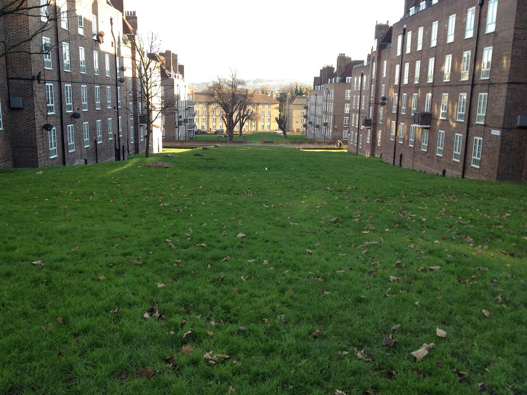 #OTD 1940 29 people killed by 2 bombs which simultaneously exploded on an air raid shelter on Dog Kennel Hill, Dulwich. We hope to install an information board about the stretcher railings. soon #LocalHistory #WW2 tinyurl.com/y3stm77p