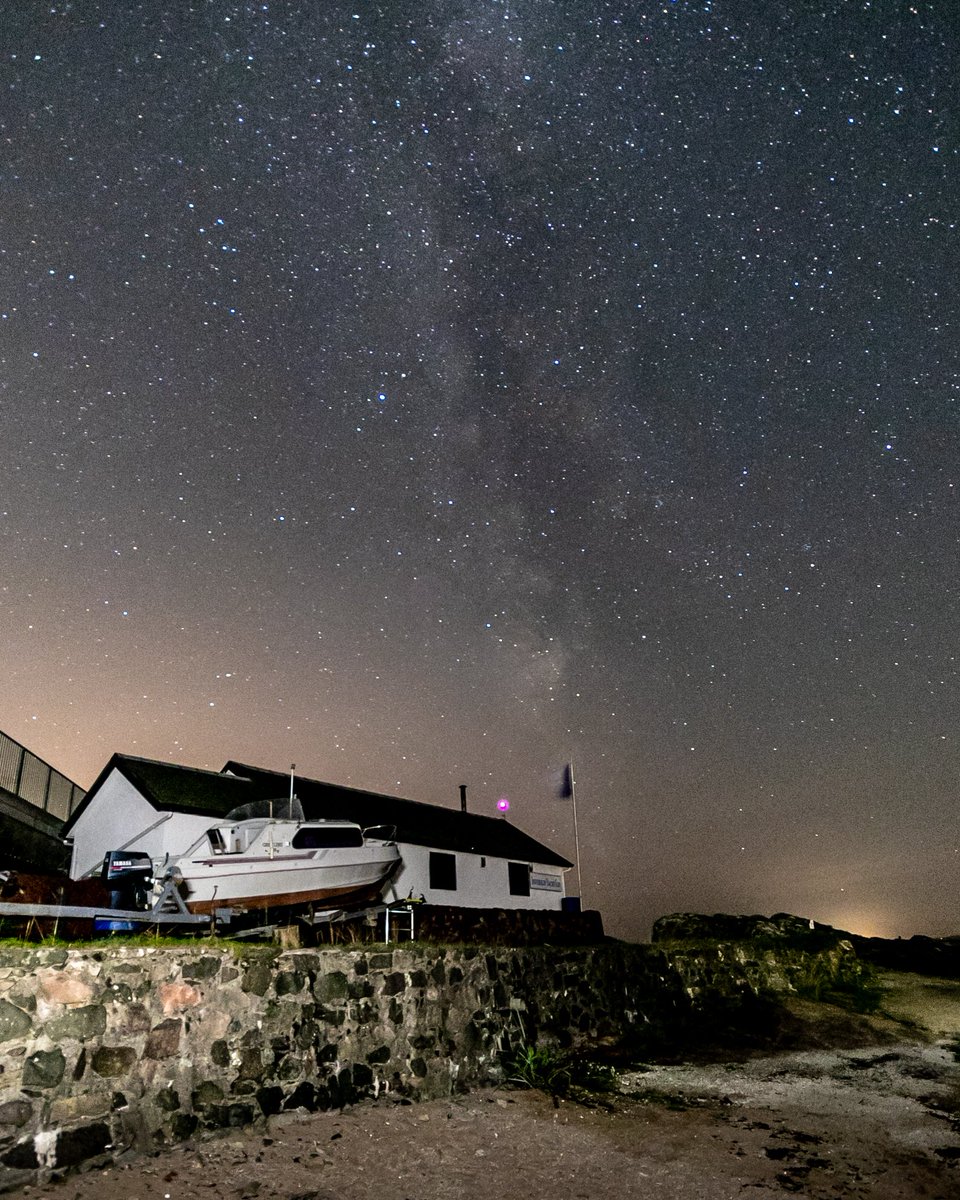 Jamie90photo's tweet photo. "The Universe is under no obligation to make sense to you 🌌"

A great night spent under the Milky Way at Inverkip Beach last night 😍🌌!!

#inverkip #inverclyde #scotland #milkyway #Astrophotography https://t.co/VzoXB0w9RJ