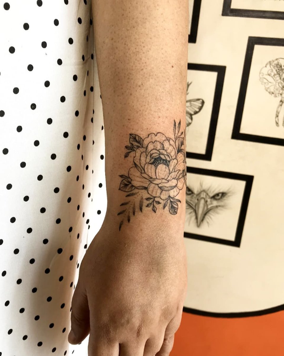 theinkinden's tweet photo. Line Work Peony Flower and Dot Shades

By @theinkinden @chintanrudani

#flower #flowertattoo #flowertattoos  #indiantattooartist #indianartist #blackwork #blackline #blacklinetattoo #peony #peonyflower #peonytattoo #chintanrudani #theinkindentattoo https://t.co/BsRlI7zbfJ