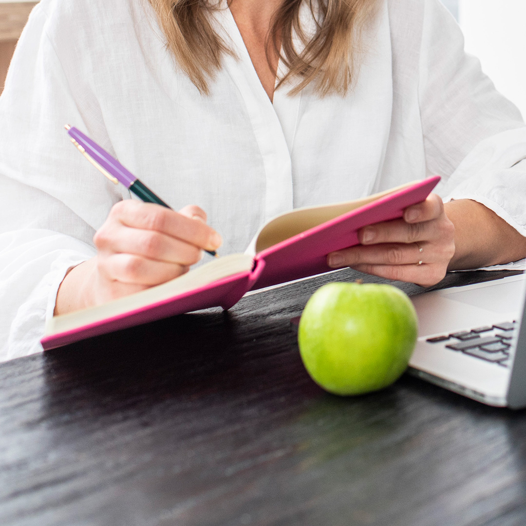 Hae nyt Yliopiston Apteekin 20 000 euron tutkimusapurahaa! ✏️ Lääkehuoltoa kehittävä tutkimus on yksi tärkeistä yhteiskunnallisista erityistehtävistämme. Lue lisää ja lähetä hakemuksesi 30.9. mennessä 👉yliopistonapteekki.fi/ya-yrityksena/… #ya #yliopistonapteekki #tutkimus #väitöskirja
