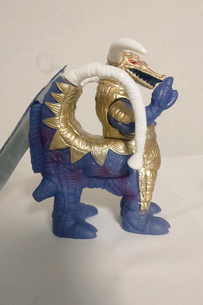 今日はレアなソフビを入手したので紹介。中国限定のブロッケンのソフビ