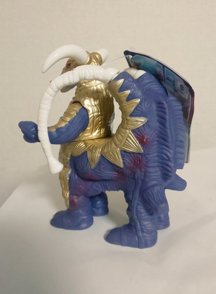 今日はレアなソフビを入手したので紹介。中国限定のブロッケンのソフビ