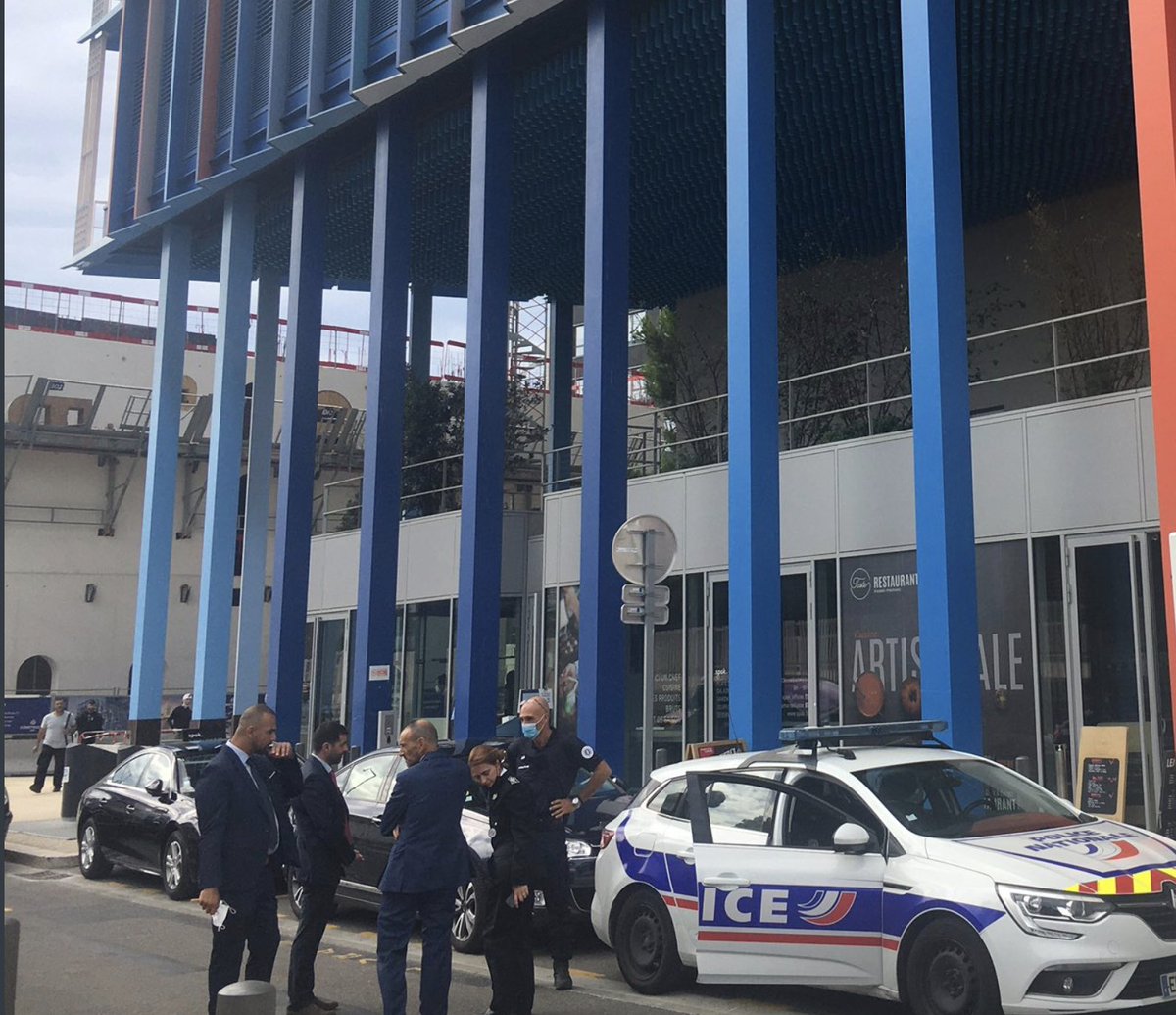 [En ce moment] 🔴 <a href="/EmmanuelMacron/">Emmanuel Macron</a> vient de quitter l'école Bouge dans 13e arrondissement de #Marseille RDV à <a href="/Marseillaisetlm/">Tour La Marseillaise</a> pour déjeuner (30 ét. <a href="/WTCMarseille/">WorldTradeCenter MRS</a>) consacré aux transports métropolitains avec <a href="/MartineVassal/">Martine Vassal</a> <a href="/chauvinjl/">chauvin jean luc</a> <a href="/jpserrus/">Jean-Pierre Serrus</a> <a href="/BenoitPayan/">Benoît Payan</a> <a href="/PKorcia/">Philippe Korcia</a> <a href="/Djebbari_JB/">Jean-Baptiste Djebbari</a>