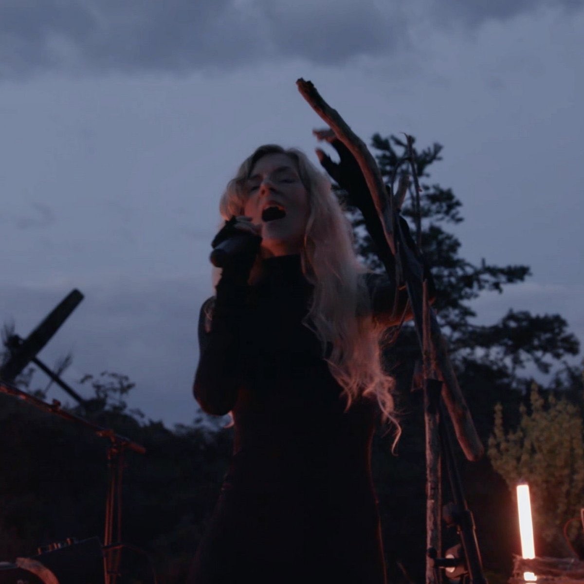 iambountyfan's tweet photo. it concluded with @ionnalee’s energetic performance of #MACHINEE – a brand new song which was released as a standalone single 2 days after the livestream, and limited physical editions of both MACHINEE and KONSERT followed in 2021. https://t.co/KS64hlvrA1