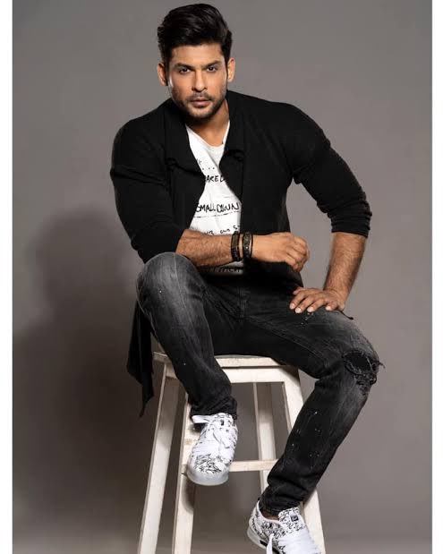 anantkh's tweet photo. Life &amp; death are both baffling. But when someone as young as #SidharthShukla passes away with suddenness, one is very sad... Condolences to his family. 
RIP Sidharth ￼ https://t.co/DBDA9tW0ns