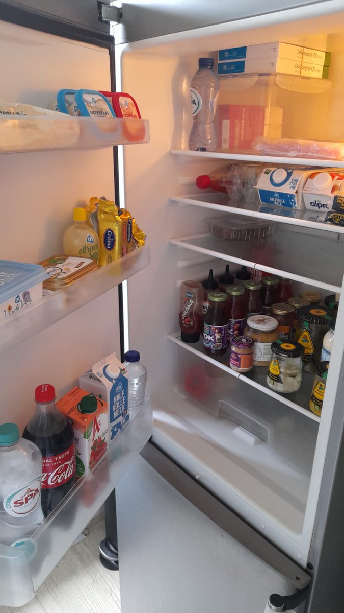 NiceFridges's tweet photo. I've never seen such a well organised fridge! And look at all those nice fridge magnets too! I'll rate it 8/8 sorted jars of sauce!
#Sorted #PotjesSaus #FridgeMagnets #KoelkastRight #VindMZelfBestKoel #HalfVolleMelk #SortBySize #ChiliSaus #Schuimdingetjes #HendelTegenDeMuur https://t.co/7lJR6lRmzb