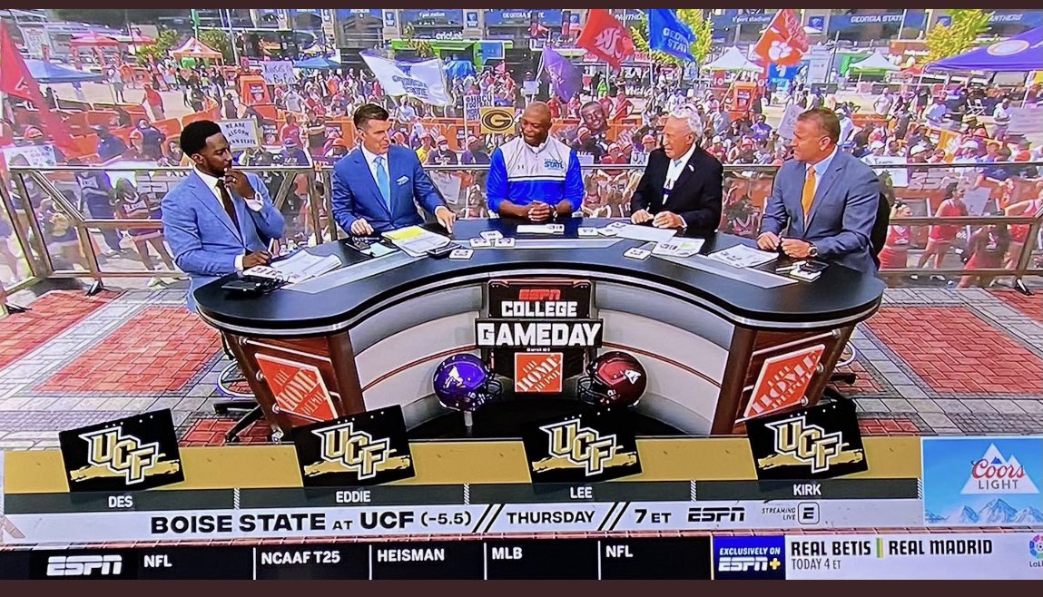 MattBauscher's tweet photo. It’s GAME DAY!!! We love being underdogs! @BroncoSportsFB #BroncoNation #BoiseState #UCF #ESPN https://t.co/5aS0LZF3SL