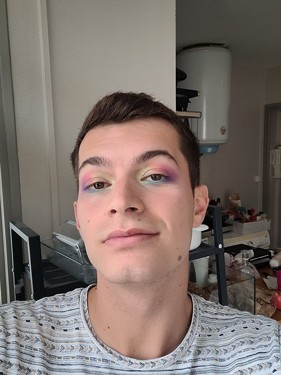 ChartreuseStan's tweet image. Et parce que j&apos;en suis assez fier pour un essai
👉👈