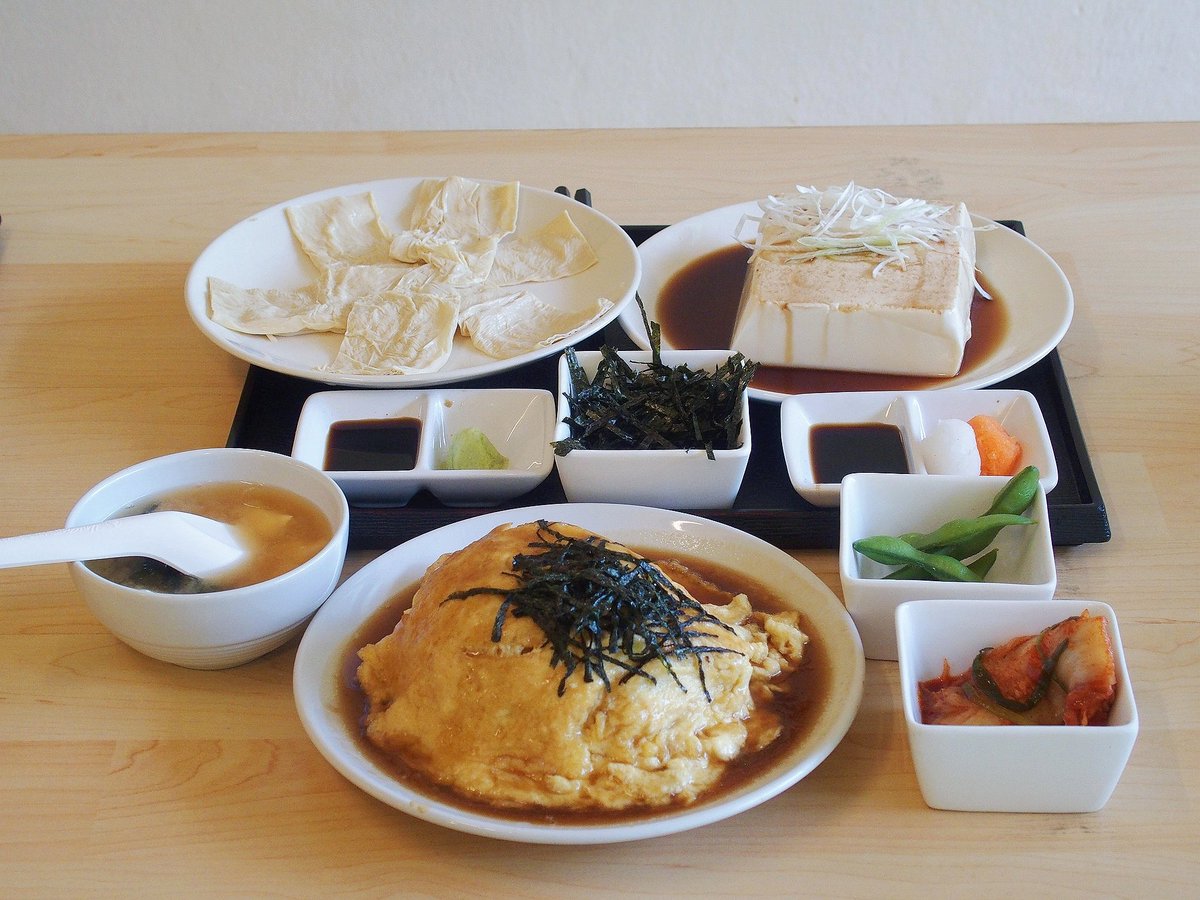 GINGUN7's tweet photo. แถวซอยเซนต์หลุยส์จะมีร้านนึงขายแต่เมนูที่ทำจากเต้าหู้ นั่งรถผ่านคือมองไม่ออกว่าเป็นร้านอาหาร -.,+ ชั้นล่างเป็นเหมือนโรงงานผลิตเต้าหู้ขนาดย่อมๆ ต้องเดินไปชั้น 2 ถึงจะเจอส่วนร้านอาหาร เพิ่งเคยกินออมเลตเต้าหู้ เนื้อจะนุ่มๆ ฟูๆ อร่อยไปอีกแบบ ร้านชื่อ Tennen Toufu https://t.co/C6Rf7uKn6r