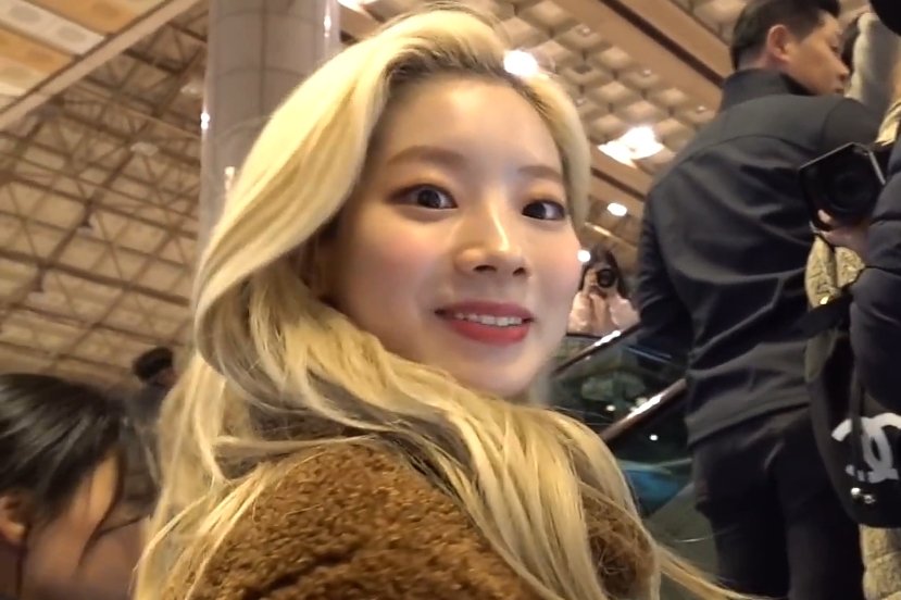 archivedkdh's tweet photo. today i offer you the prettiest dahyun photo sequence https://t.co/A4FhKrGwl6