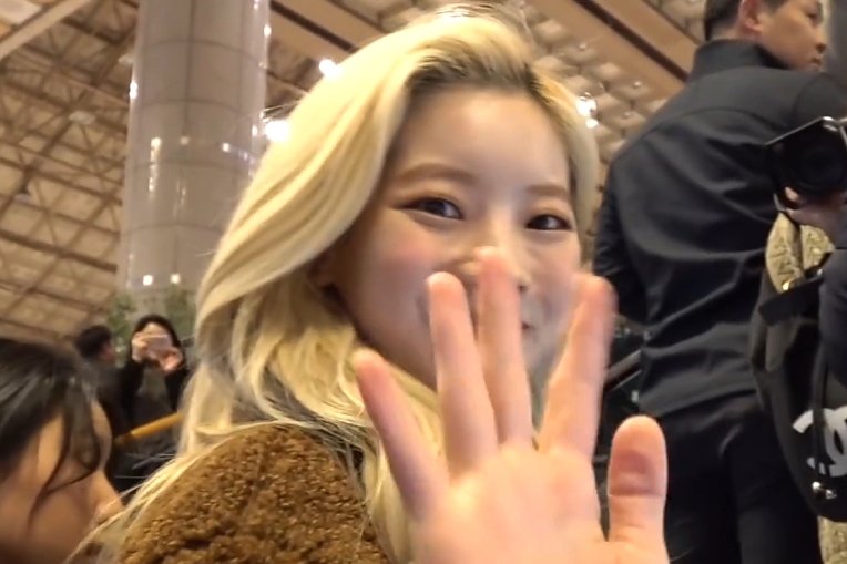 archivedkdh's tweet photo. today i offer you the prettiest dahyun photo sequence https://t.co/A4FhKrGwl6