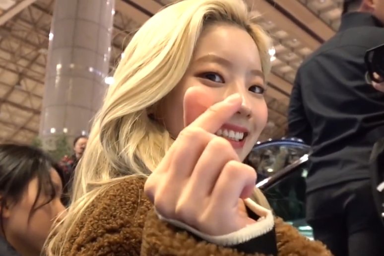 archivedkdh's tweet photo. today i offer you the prettiest dahyun photo sequence https://t.co/A4FhKrGwl6