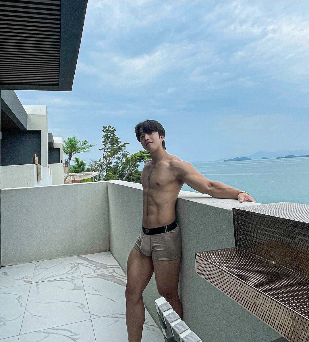 CbtCeleb's tweet photo. This man is so hot. The things I would do to him and let him do to me. https://t.co/TPq6iNFZUg