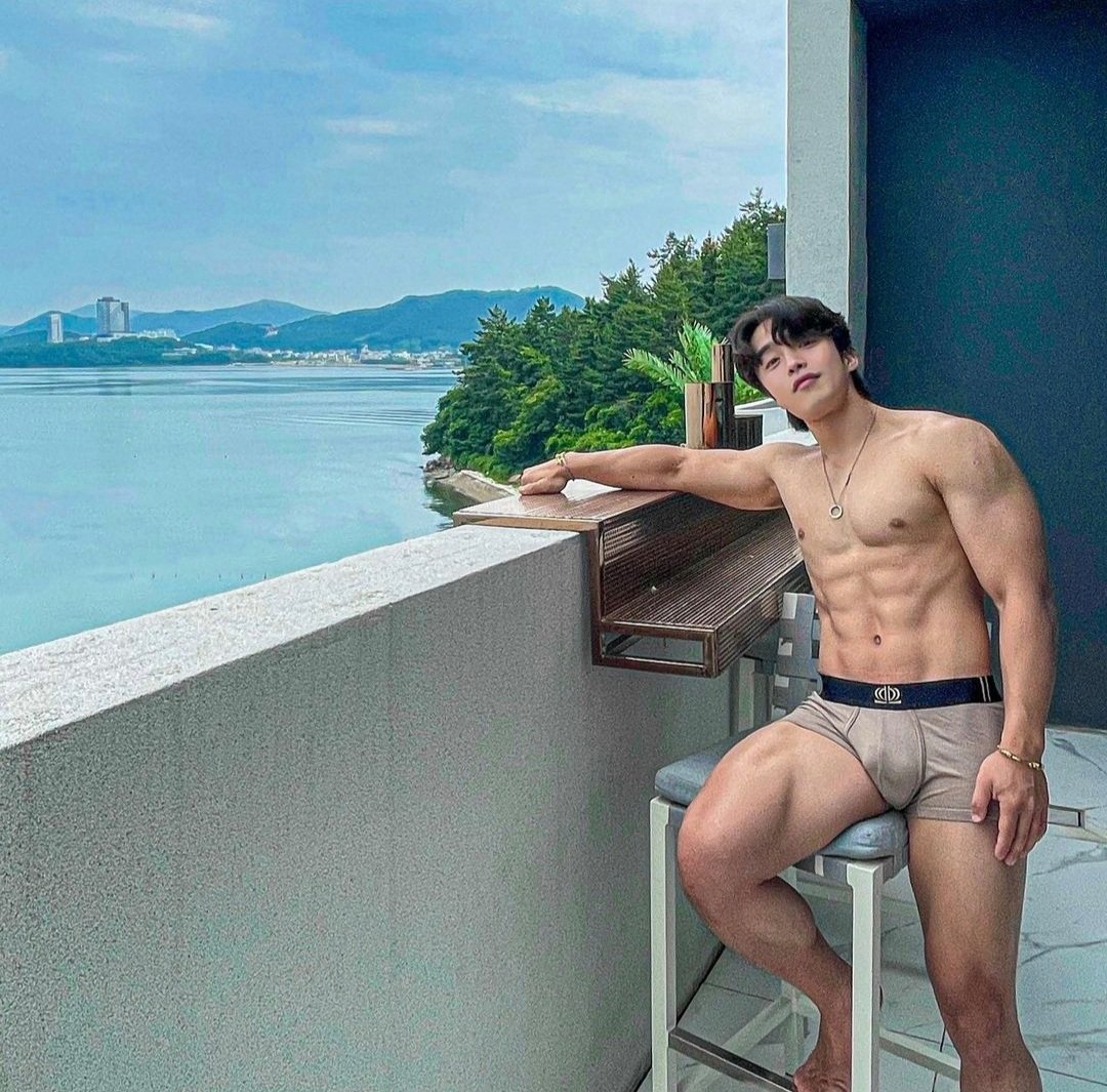 CbtCeleb's tweet photo. This man is so hot. The things I would do to him and let him do to me. https://t.co/TPq6iNFZUg