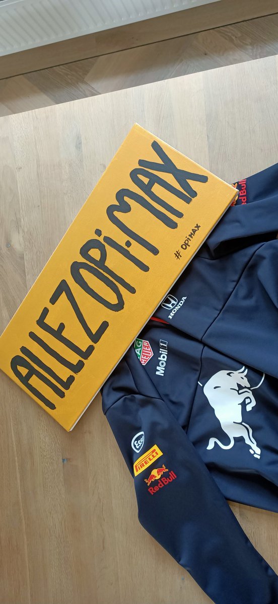 Vincent_VoxVote's tweet photo. Klaar voor #DutchGP , mocht je me spotten, maak even een foto met #opimax , #opiomi #DutchGrandPrix #zandvoortgp #f1zandvoort #MaxVerstappen en ik zit rustig op de tribune hoor, niet op een weg. https://t.co/mdHV1t5Upw