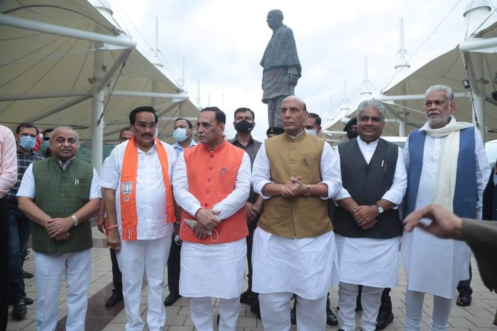 ShankarbhaiBJP's tweet photo. માન. રક્ષા મંત્રી શ્રી રાજનાથ સિંહજી, પ્રદેશ ભાજપા પ્રમુખ શ્રી સી.આર.પાટીલજી, માન. મુખ્યમંત્રી શ્��ી વિજયભાઇ રૂપાણીજી ની વિશેષ ઉપસ્થિતિમાં ભારતીય જનતા પાર્ટીની પ્રદેશ કારોબારી બેઠકનો શુભારંભ થયો. https://t.co/BqVlFtAmOj