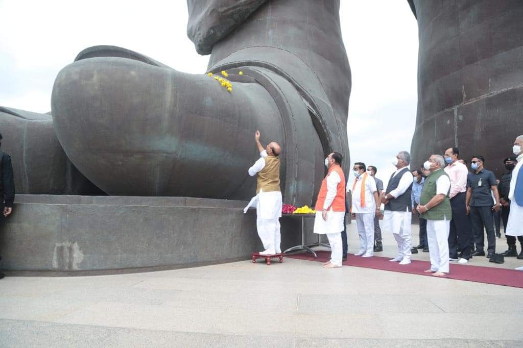 ShankarbhaiBJP's tweet photo. માન. રક્ષા મંત્રી શ્રી રાજનાથ સિંહજી, પ્રદેશ ભાજપા પ્રમુખ શ્રી સી.આર.પાટીલજી, માન. મુખ્યમંત્રી શ્��ી વિજયભાઇ રૂપાણીજી ની વિશેષ ઉપસ્થિતિમાં ભારતીય જનતા પાર્ટીની પ્રદેશ કારોબારી બેઠકનો શુભારંભ થયો. https://t.co/BqVlFtAmOj