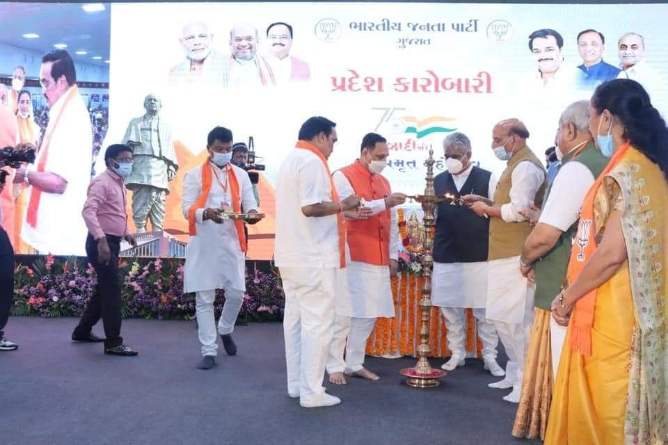 ShankarbhaiBJP's tweet photo. દિપ પ્રાગટ્ય અને રાષ્ટ્રગીતનાં ગાન સાથે પ્રદેશ કારોબારી બેઠકનો શુભારંભ થયો... માનનીય રક્ષ���મંત્રી શ્રી રાજનાથ સિંહજીનું ભાવભીનું સ્વાગત કરાયું... https://t.co/Q3FmcRVOnT