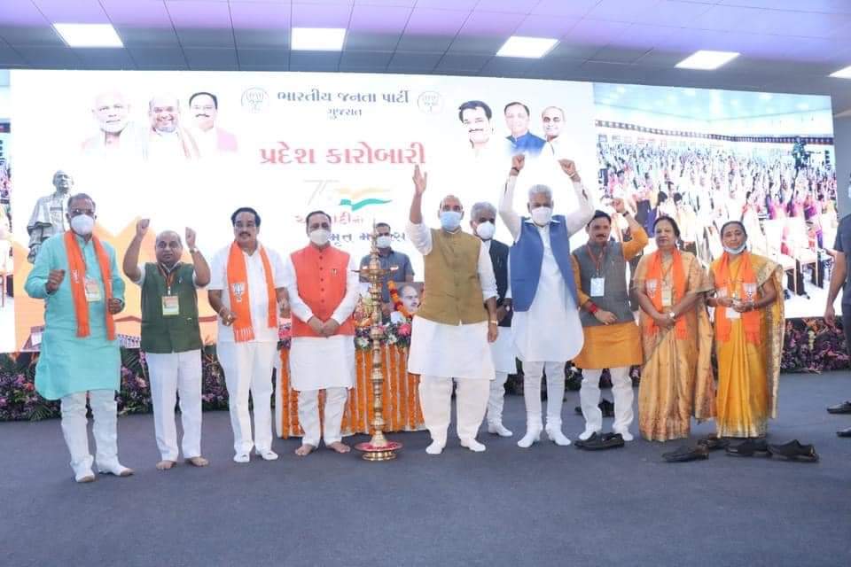 ShankarbhaiBJP's tweet photo. દિપ પ્રાગટ્ય અને રાષ્ટ્રગીતનાં ગાન સાથે પ્રદેશ કારોબારી બેઠકનો શુભારંભ થયો... માનનીય રક્ષ���મંત્રી શ્રી રાજનાથ સિંહજીનું ભાવભીનું સ્વાગત કરાયું... https://t.co/Q3FmcRVOnT