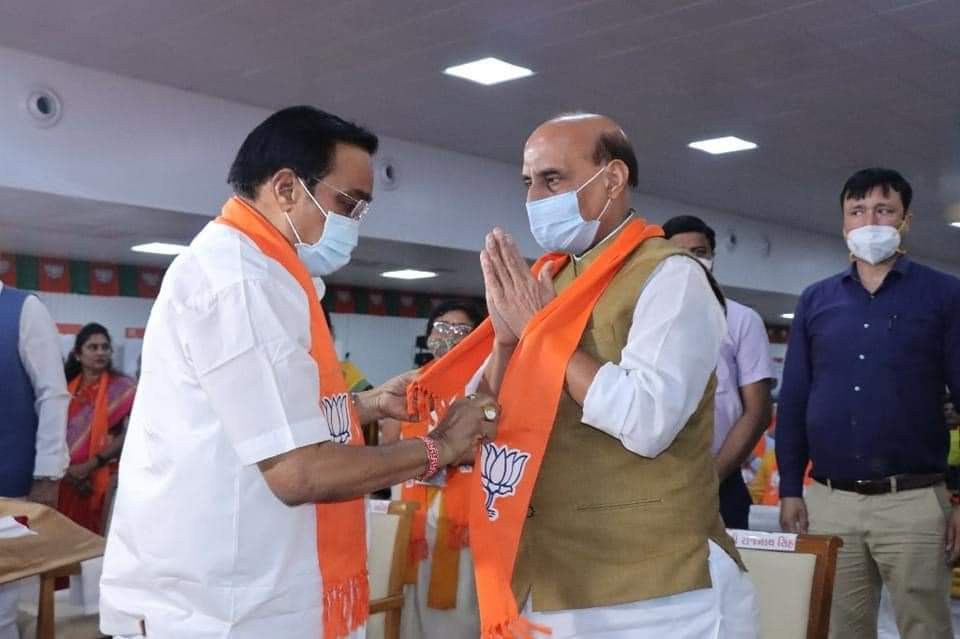 ShankarbhaiBJP's tweet photo. દિપ પ્રાગટ્ય અને રાષ્ટ્રગીતનાં ગાન સાથે પ્રદેશ કારોબારી બેઠકનો શુભારંભ થયો... માનનીય રક્ષ���મંત્રી શ્રી રાજનાથ સિંહજીનું ભાવભીનું સ્વાગત કરાયું... https://t.co/Q3FmcRVOnT