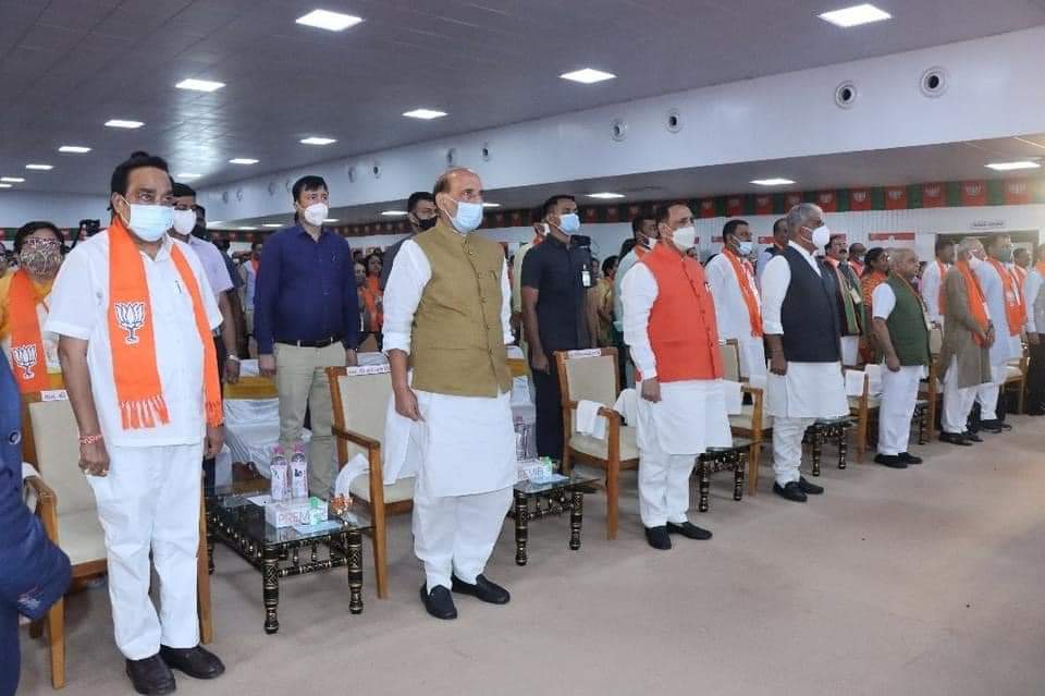 ShankarbhaiBJP's tweet photo. દિપ પ્રાગટ્ય અને રાષ્ટ્રગીતનાં ગાન સાથે પ્રદેશ કારોબારી બેઠકનો શુભારંભ થયો... માનનીય રક્ષ���મંત્રી શ્રી રાજનાથ સિંહજીનું ભાવભીનું સ્વાગત કરાયું... https://t.co/Q3FmcRVOnT