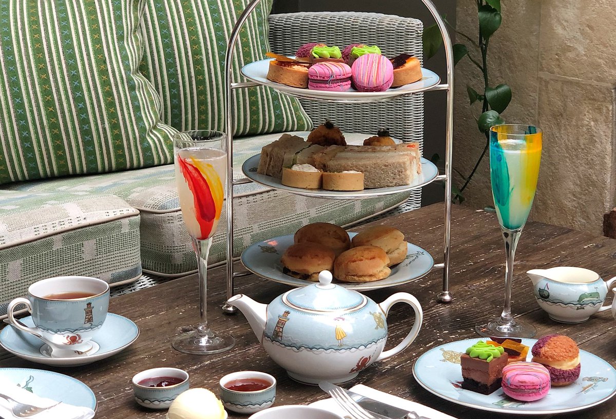 royalacademy's tweet image. Want to eat some art? 🍰 🎨 

Our friends at @Ham_Yard have created a lovely afternoon tea inspired by our Piccadilly Art Takeover in collaboration with @theartofldn. Find out more: bit.ly/2WGk7dE