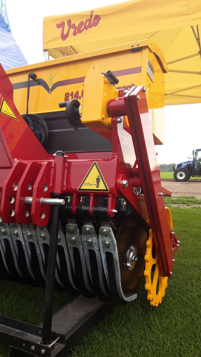 VredoDodewaard's tweet photo. #Vredo #doorzaaitechniek op de Nationale Grasdag #België 🇧🇪 #compact #supercompact #turffix https://t.co/wacD9NjXdl