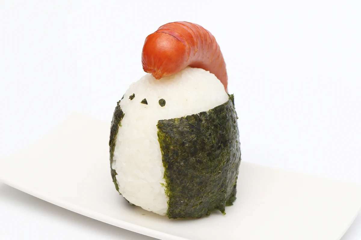 ひよこおにぎりにウインナー乗せてツッパリおにぎり作った‼